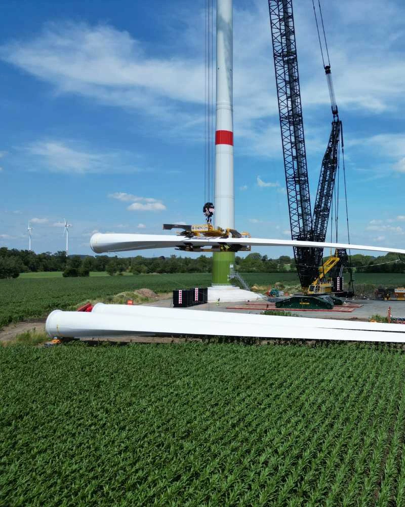 Windpark Schlaa – Windkraftanlage auf grüner Wiese