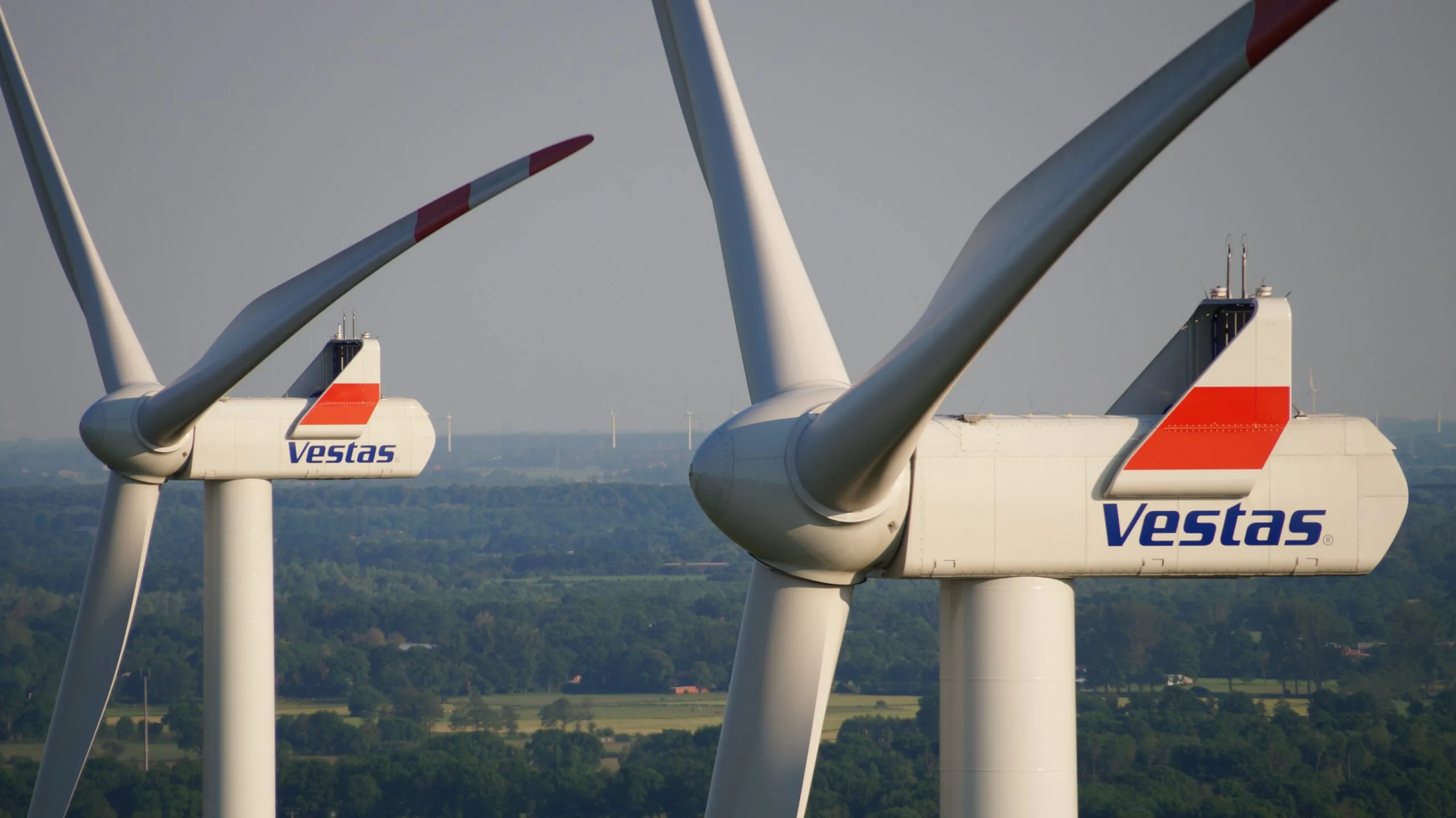 Teamfoto Deutsche WindXperts – Mitarbeiter im Büro