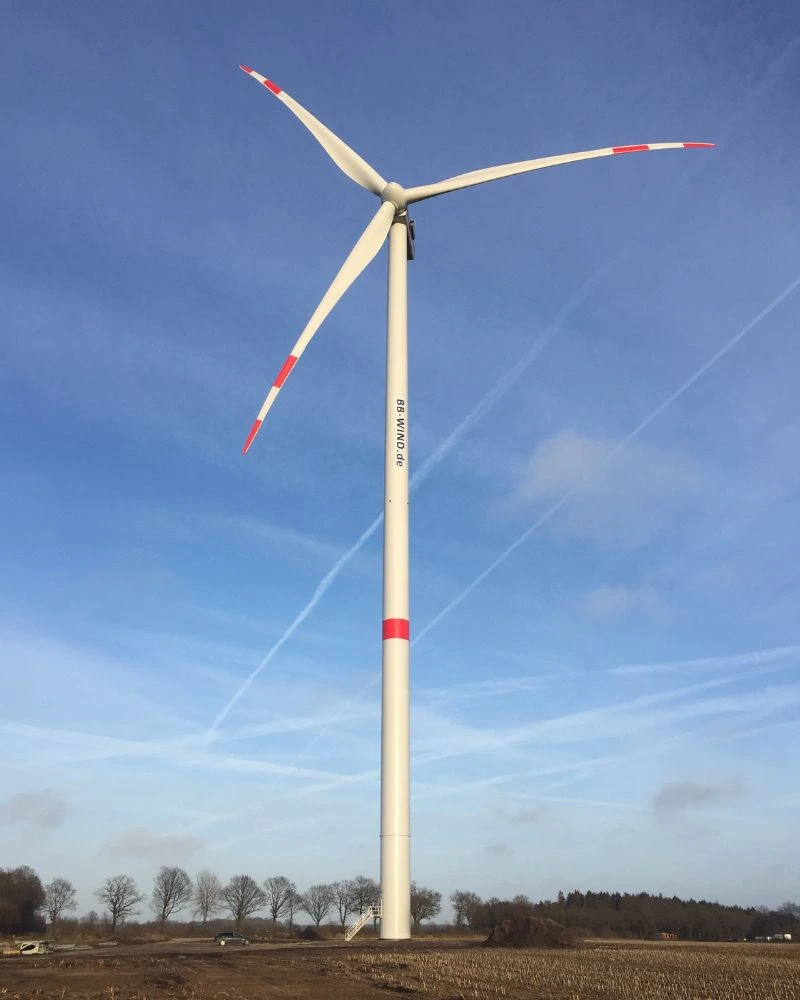 Windkraftanlage Nahaufnahme – Gondel und Rotorblätter