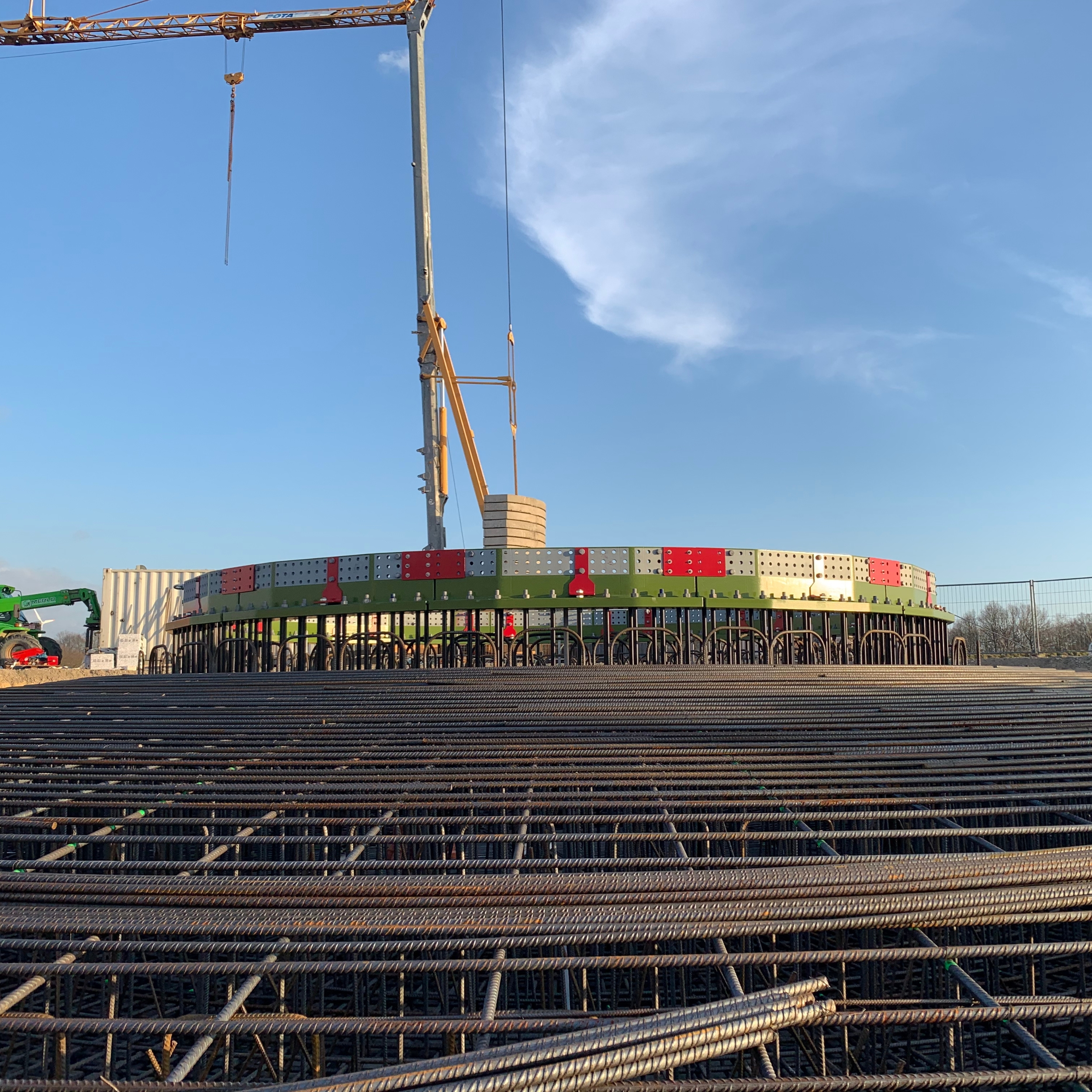 Bau einer Windkraftanlage – Kranmontage und Inbetriebnahme