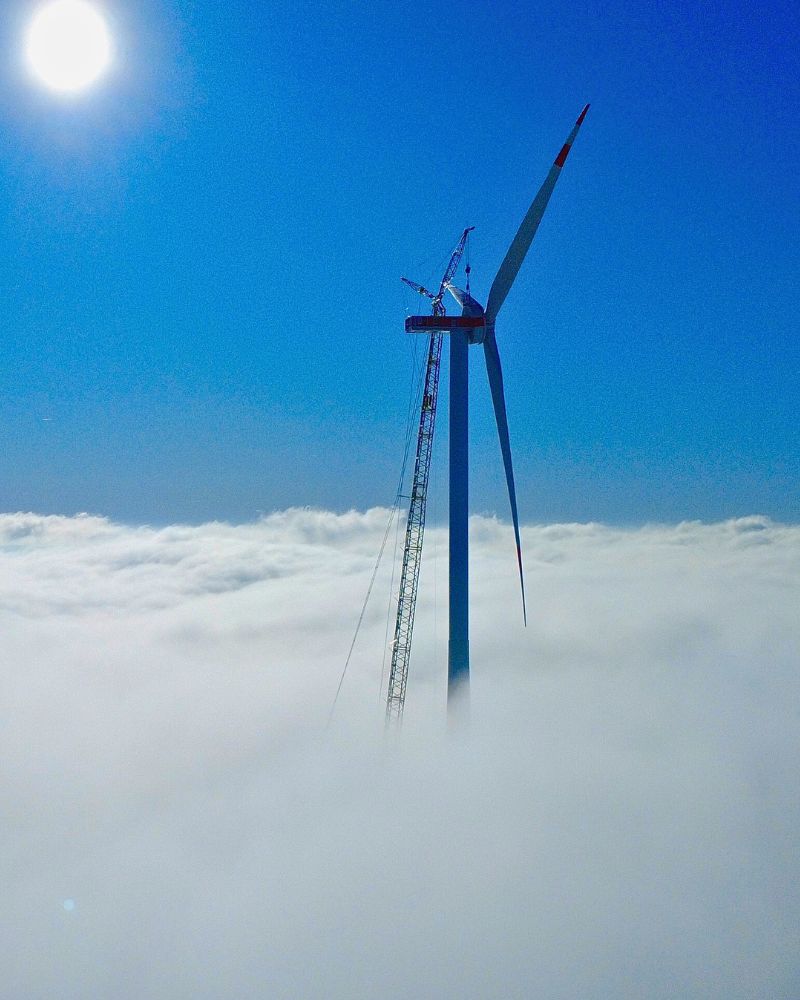Spitze Warte – Windenergieanlagen über den Wolken