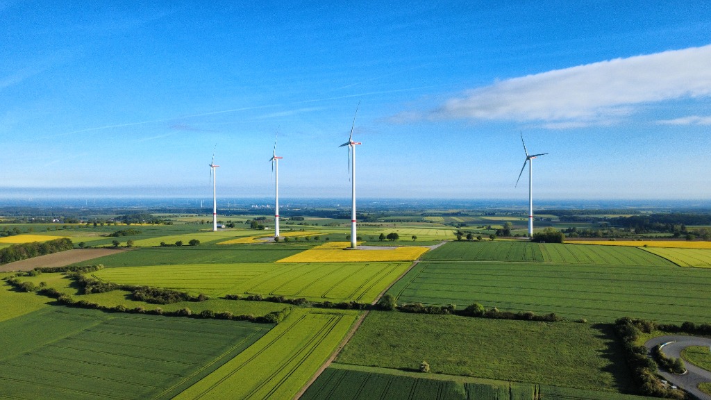 Spitze Warte – Luftaufnahme aller 4 Windenergieanlagen über grünen Feldern